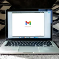 Grijze Chromebook met Gmail op het scherm