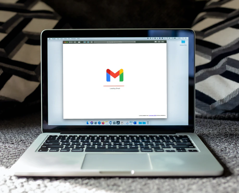 Grijze Chromebook met Gmail op het scherm